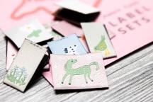 Set de diseño de etiquetas tejidas 'Of Horses and Flowers' de Annika Klaas - N° de artículo 9301