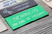 Etiqueta textil verde Cottonera Nova con texto «SEWING IS MY KIND OF THERAPY» - N° de artículo 3002