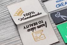 Etiqueta textil Flexinera con pliegue central y texto «100% Handmade» - N° de artículo 3002