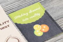 Etiqueta Satinera con motivo de botones y texto «Stitching dreams into reality» - N° de artículo 3002