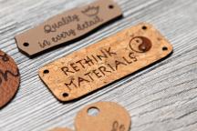Etiqueta de corcho con grabado láser «RETHINK MATERIALS» - N° de artículo 3003