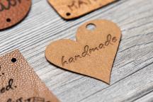 Colgante FloraPap con forma de corazón y texto «handmade» - N° de artículo 3003