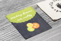 Etiqueta Satinera con motivo de botones y texto «Stitching dreams into reality» - N° de artículo 3007