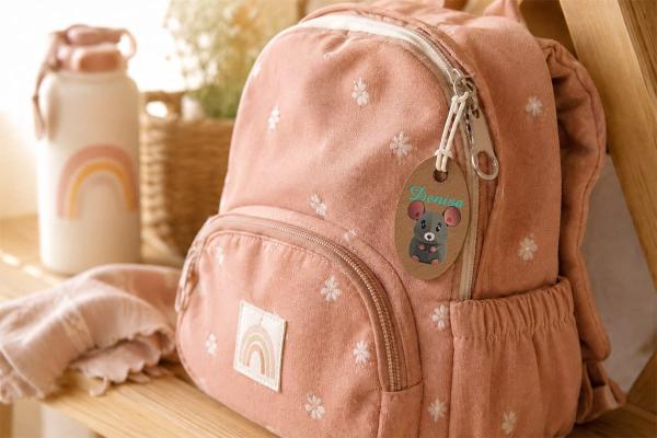Etiqueta oval de polipiel de cactus sostenible con ratón de color y nombre «Denisa» en mochila rosa.