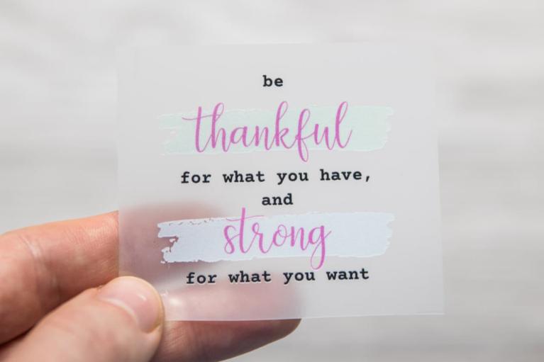 Imagen termoadhesiva de desigñador \"be thankful...\" de Unikati – Bag Design (N° de artículo 9401)