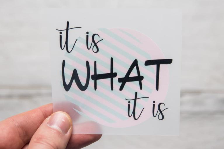 Imagen termoadhesiva de desigñador \"it is WHAT it is\" de Unikati – Bag Design (N° de artículo 9404)