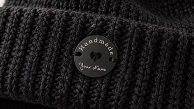 Su nombre en un gorro o una cesta de ganchillo