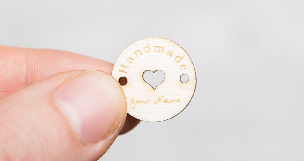 Etiqueta hecha a mano de madera de álamo para coser